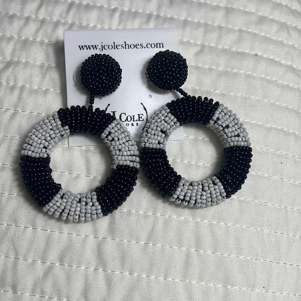 Black/white earrings